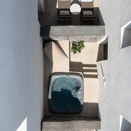 Danae Santorini Hotell 4*